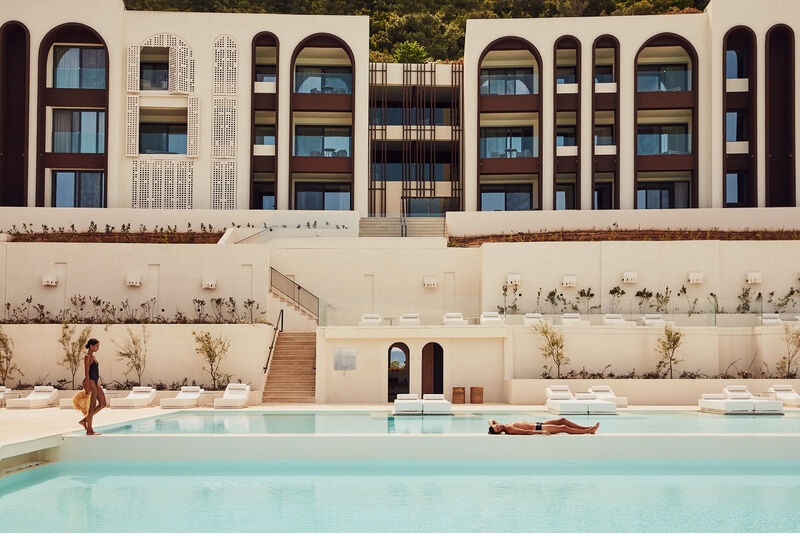 O ξενοδοχειακός όμιλος Domes Resorts, ένας από τους ταχύτερα αναπτυσσόμενους ξενοδοχειακούς ομίλους στη Μεσόγειο, μέλος της Marriott International, προσλαμβάνει για το νέο 5* ξενοδοχείο του, στη Ρόδο, Aulus Lindos Rhodes, Curio Collection by Hilton.