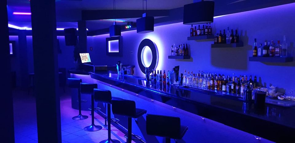 ΖΗΤΕΊΤΑΙ ΚΟΠΈΛΑ ΓΙΑ ΕΡΓΑΣΊΑ ΣΕ BAR-CLUB