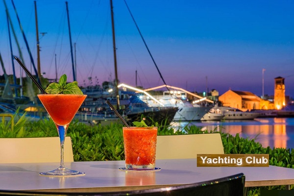 Τo Yachting Club Café στο Μανδράκι αναζητάει προσωπικό