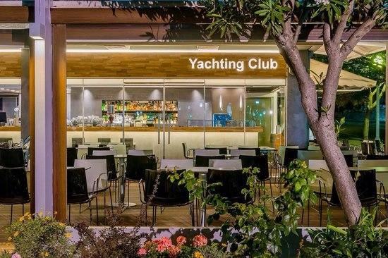 Άτομο για Κρύα κουζίνα - Σνακ στο Yachting Club Café στο Μανδράκι