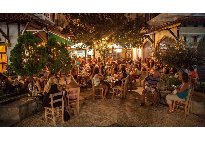 Το μεζεδοπωλείο ΑΥΛΗ στο Κέντρο της Ρόδου ζητεί άτομα στο σέρβις