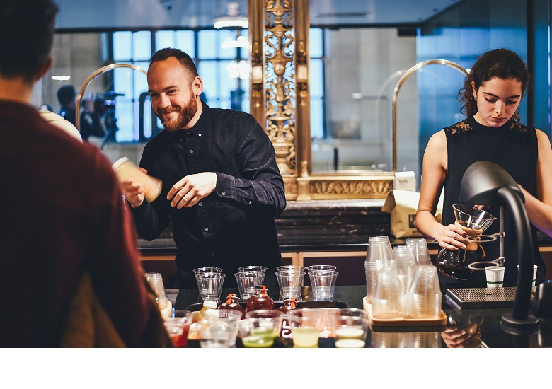 Θέση BAR - ΣΕΡΒΙΤΟΡΟΥ στο ξενοδοχείο Esmeralda στην Κρεμαστή 