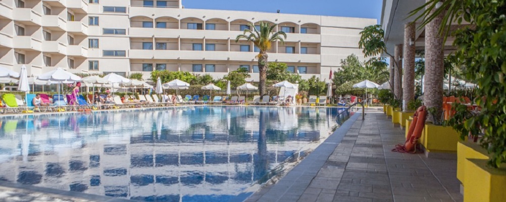 ΖΗΤΕΙΤΑΙ ΚΑΜΑΡΙΕΡΑ ΣΤΟ IALYSSOS BAY HOTEL 