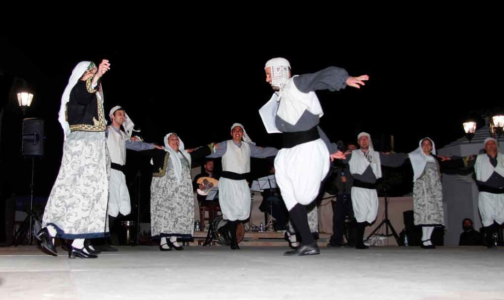 Χορευτες με γνώσεις ελληνικού παραδοσιακού χορου για τη σεζόν